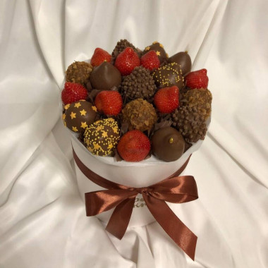 Клубника в молочном шоколаде в круглой шляпной коробке 